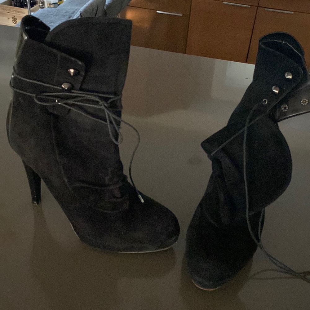 Latitude Suède booties in black